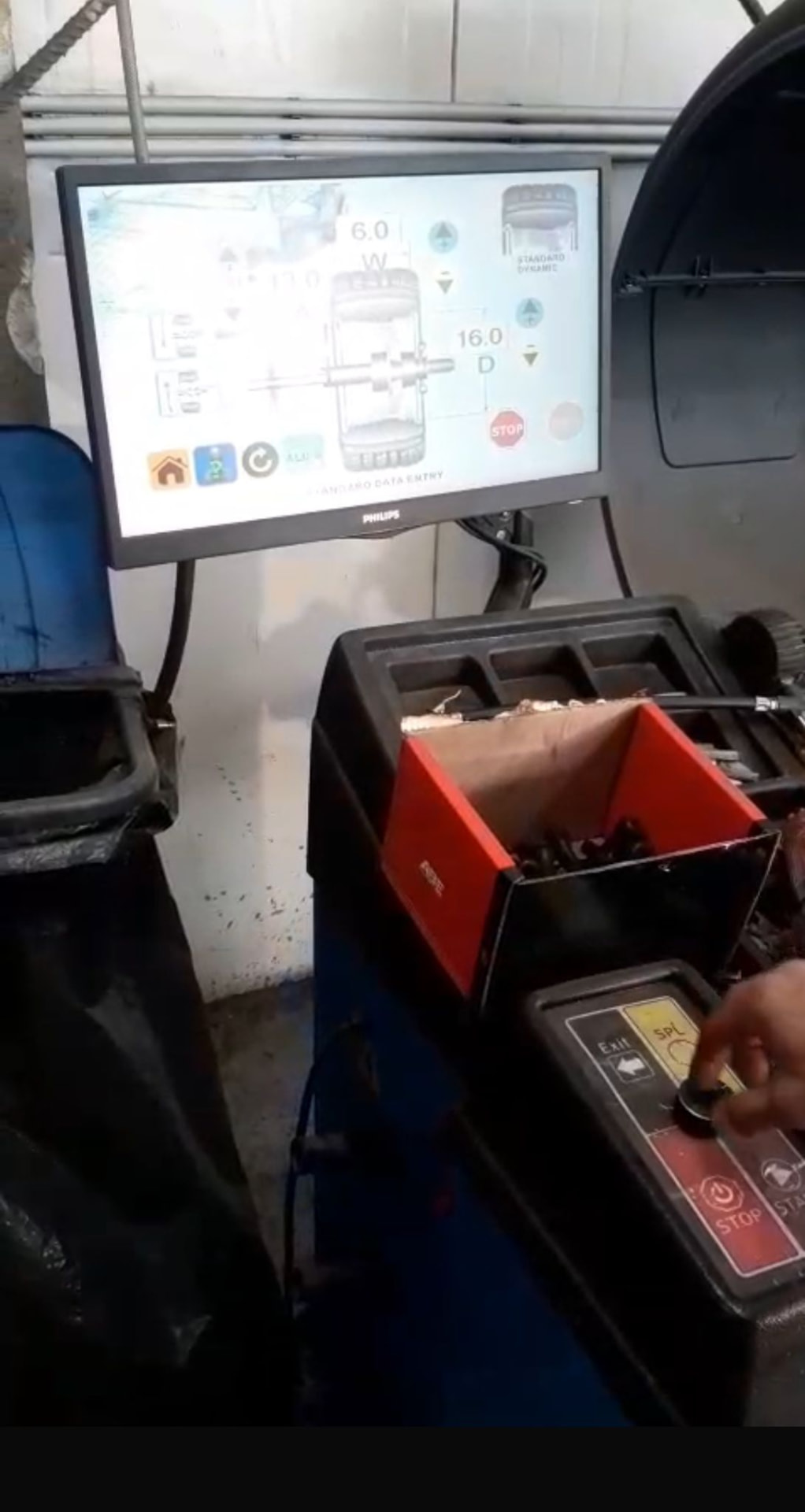 Vyvažovačka kolies s dotykovým monitorom