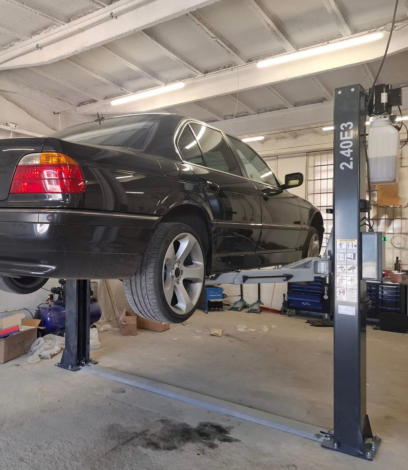 Dvojstĺpový zdvihák 2.40E3 v autoservise