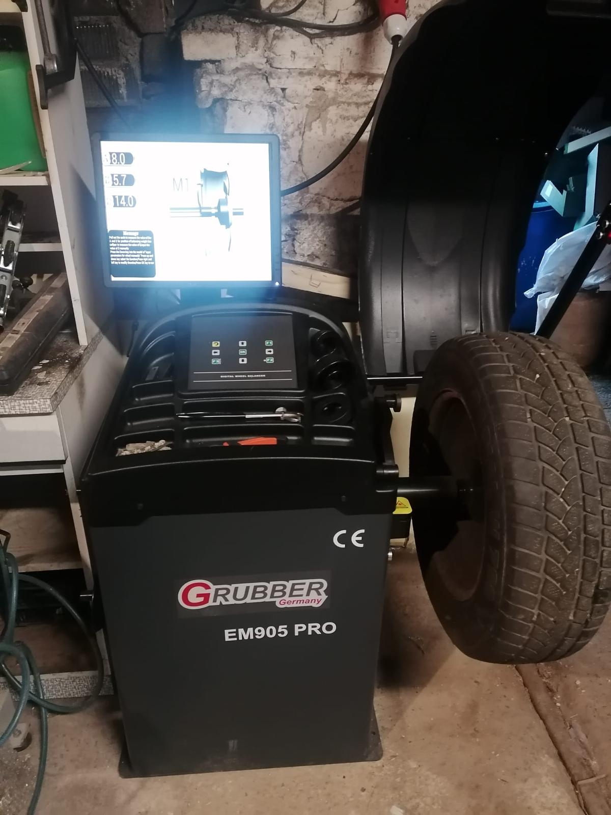Vyvažovačka Grubber EM905 PRO v prevádzke