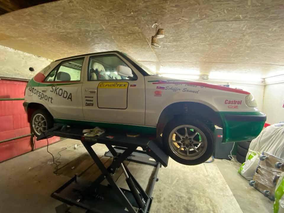 Nožnicový zdvihák v motorsport dielni